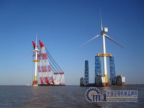 2010年10月，工程起重船正在东海安装风电机.jpg