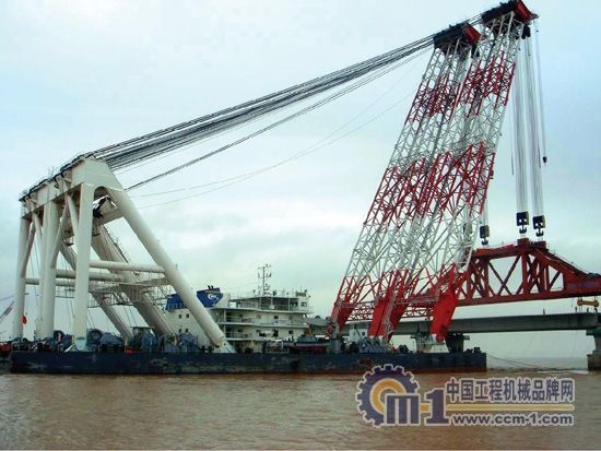 8000吨固定臂架起重船.jpg