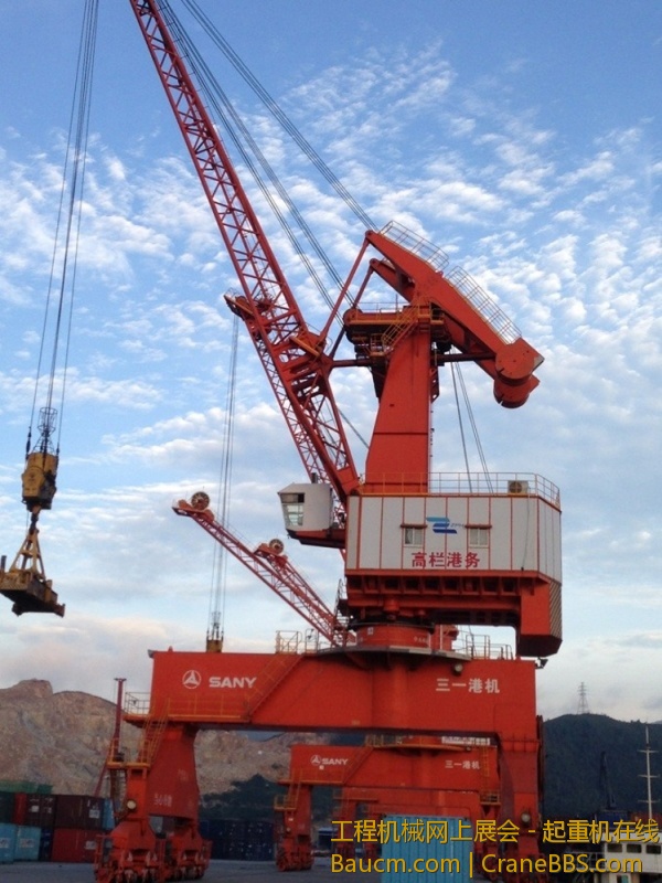 三一港机VS美女,临海的SANY港机是多么的壮观，敢与天比高，敢与海比美！苹果5摄于珠海.jpg