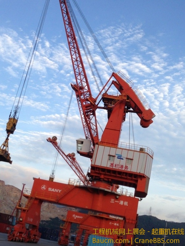 三一港机VS美女,临海的SANY港机是多么的壮观，敢与天比高，敢与海比美！苹果5摄于珠海.jpg