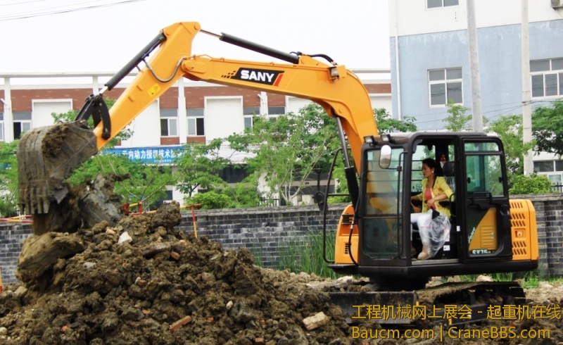 2013年5月份一位挖掘机女战士试挖三一2013款新机.jpg