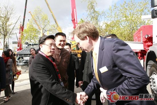 三一重工董事长梁稳根与大象CEO肖毅握手.jpg