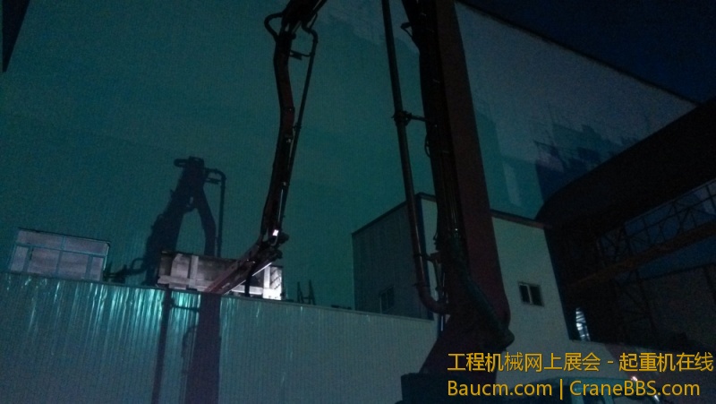 一台46米泵车施工发电机组，将三四五臂穿入一个只有宽3.8米，高2.2米的窗孔中进行施工.jpg