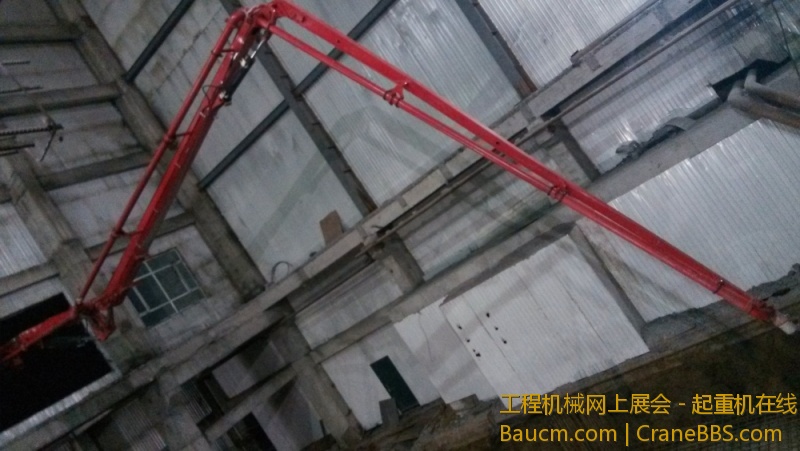 一台46米泵车施工发电机组，将三四五臂穿入一个只有宽3.8米，高2.2米的窗孔中进行施工.jpg