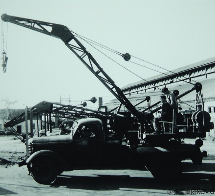 1963年，徐工第一台机械式汽车起重机下线.jpg