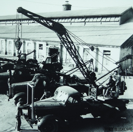 回味徐工成长历史中的那些经典正在对徐工汽车起重机进行试验.jpg