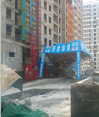 吊臂折断，配重掉下来