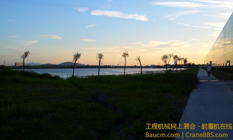 浙江三一装备厂房旁边的三一湖.jpg