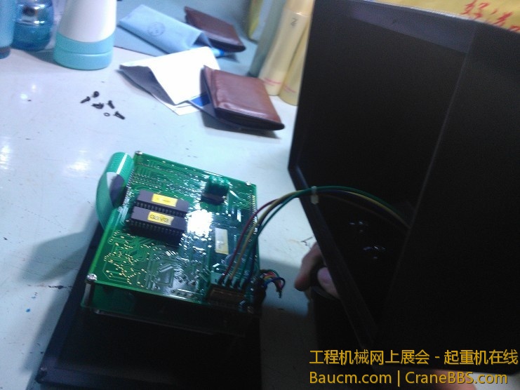 建议斜完螺丝让屏向下取