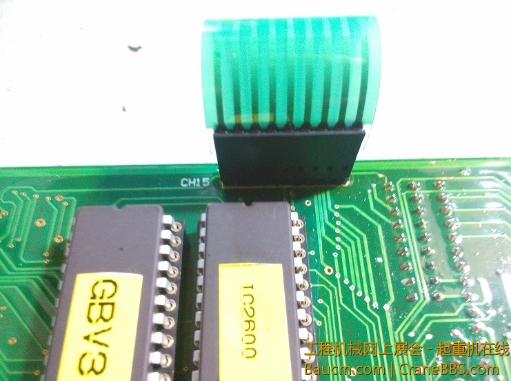 双手稳住向上拉