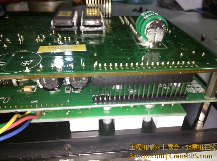 两个电路板中间还有针脚注意慢慢拔
