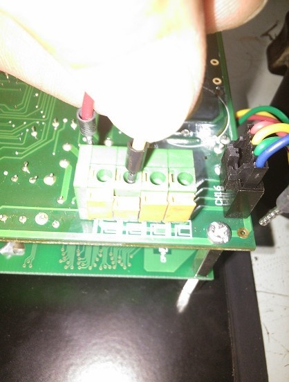 按住黄色小推锁