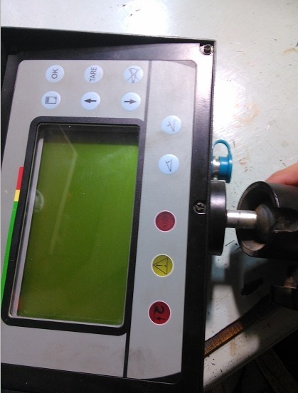 把屏幕向下盖后壳！在反过来上螺丝