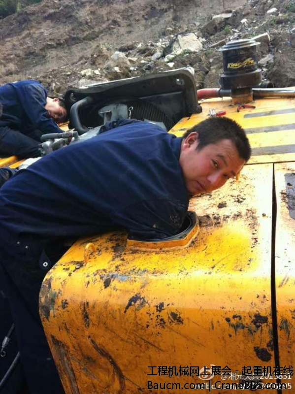 三一救援队抢险新篇章 今年九月初，河南驻马店客户杨老板的三一SY305挖掘机在河北张家.jpg