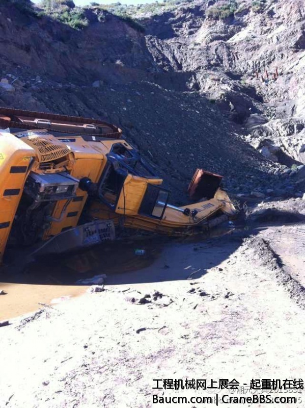 三一救援队抢险新篇章 今年九月初，河南驻马店客户杨老板的三一SY305挖掘机在河北张家.jpg