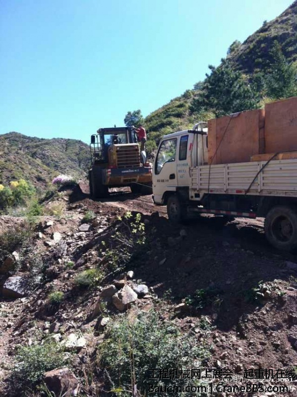 三一救援队抢险新篇章 今年九月初，河南驻马店客户杨老板的三一SY305挖掘机在河北张家.jpg