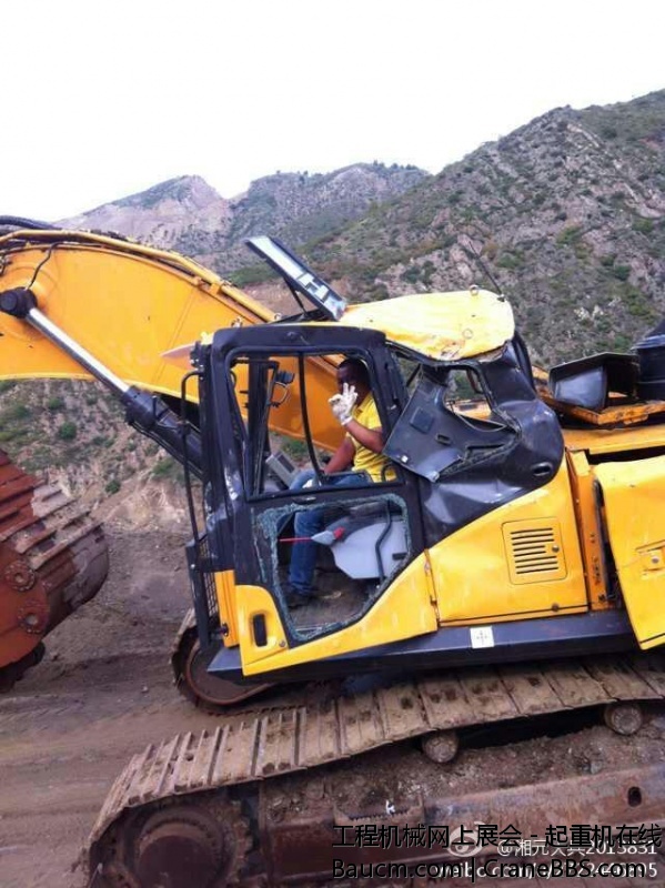 三一SY305挖掘机牛啊，翻滚下山近50米的挖掘机，仅仅换了一个发动机，就能从险峻的山.jpg