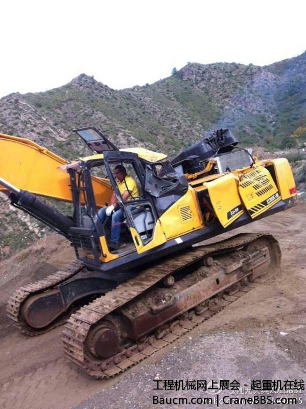 三一SY305挖掘机牛啊，翻滚下山近50米的挖掘机，仅仅换了一个发动机，就能从险峻的山.jpg