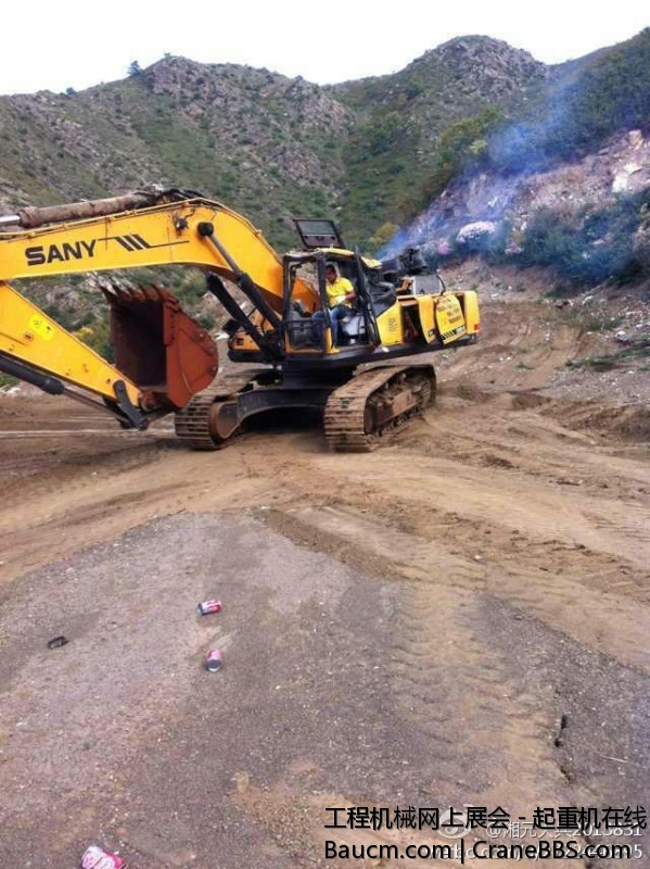 三一SY305挖掘机牛啊，翻滚下山近50米的挖掘机，仅仅换了一个发动机，就能从险峻的山.jpg