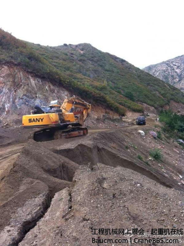 三一SY305挖掘机牛啊，翻滚下山近50米的挖掘机，仅仅换了一个发动机，就能从险峻的山.jpg