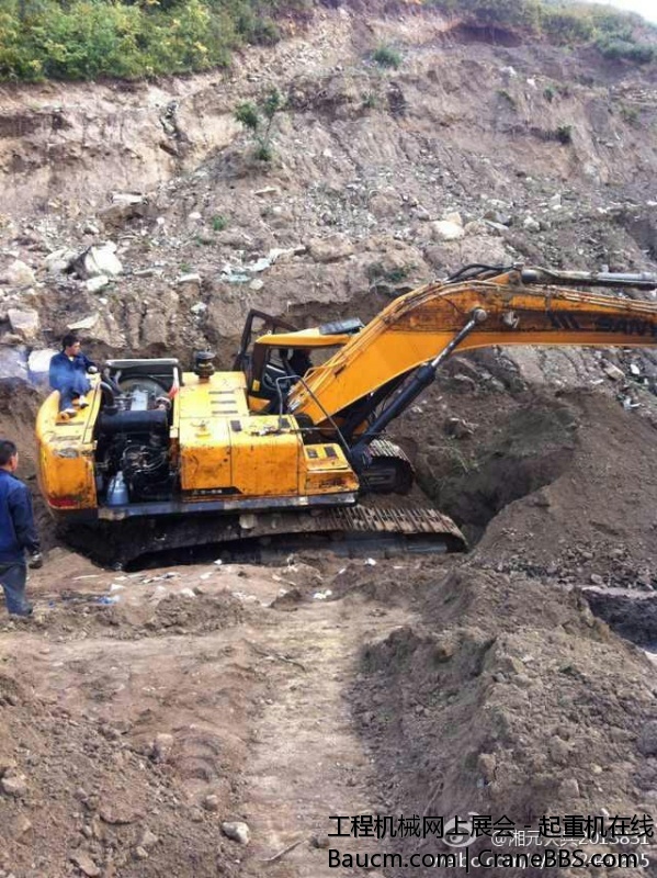 三一SY305挖掘机牛啊，翻滚下山近50米的挖掘机，仅仅换了一个发动机，就能从险峻的山.jpg