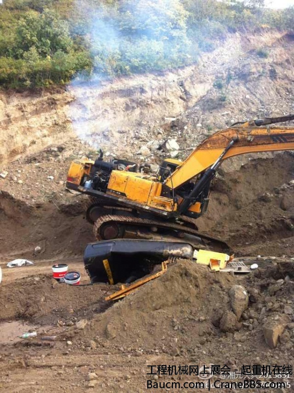 三一SY305挖掘机牛啊，翻滚下山近50米的挖掘机，仅仅换了一个发动机，就能从险峻的山.jpg