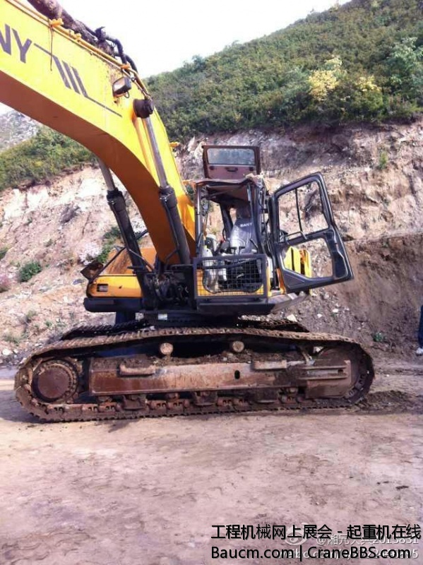 三一SY305挖掘机牛啊，翻滚下山近50米的挖掘机，仅仅换了一个发动机，就能从险峻的山.jpg