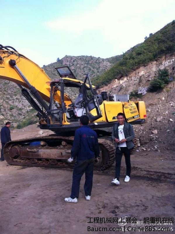 三一SY305挖掘机牛啊，翻滚下山近50米的挖掘机，仅仅换了一个发动机，就能从险峻的山.jpg