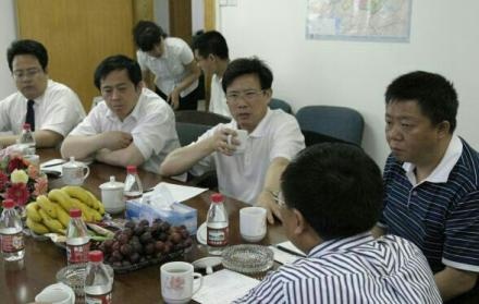 是2007年合肥湘元刚刚成立时，梁稳根董事长和向文波总裁，到我司指导工作时的图片.jpg
