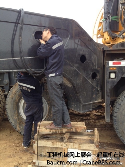 最美三一特服，冒雨修车，为客户减少损失 支腿里面有个链条的拖链断了~。 (5).jpg