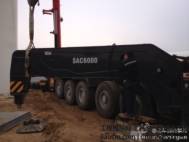 最美三一特服，冒雨修车，为客户减少损失 支腿里面有个链条的拖链断了~。 (6).jpg