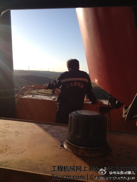 最美三一特服，冒雨修车，为客户减少损失 支腿里面有个链条的拖链断了~。 (7).jpg