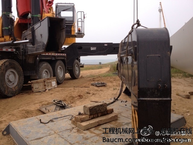 最美三一特服，冒雨修车，为客户减少损失 支腿里面有个链条的拖链断了~。 (2).jpg