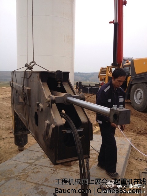 最美三一特服，冒雨修车，为客户减少损失 支腿里面有个链条的拖链断了~。 (3).jpg