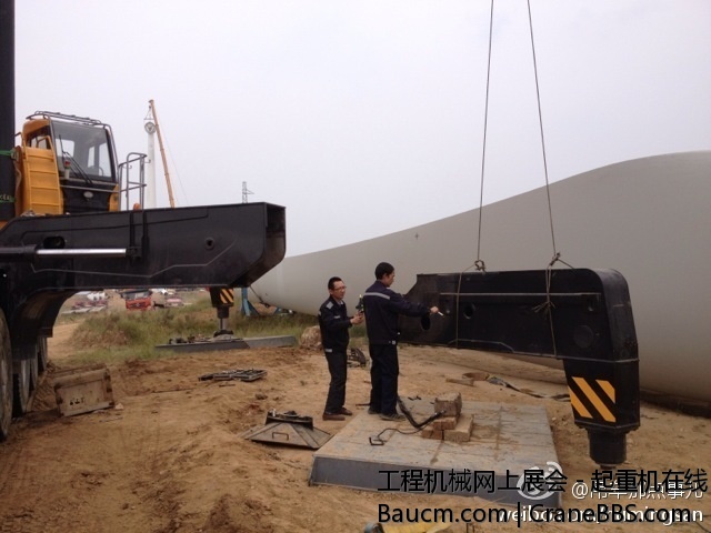 最美三一特服，冒雨修车，为客户减少损失 支腿里面有个链条的拖链断了~。 (4).jpg