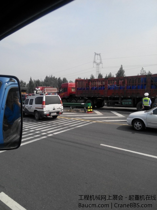 交警在疏导交通