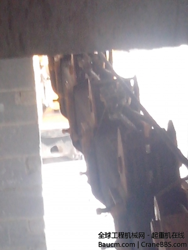 大臂顶着结构梁 钩子刚刚能够吊起柜子