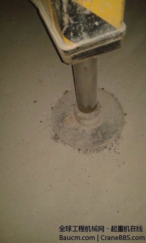 支腿边上的黑点  是支腿烧流了 相当于电焊焊渣