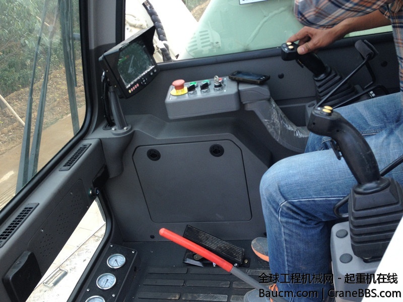 上车改动不少，手柄操作后面加了个支架，操作起来舒服多了。