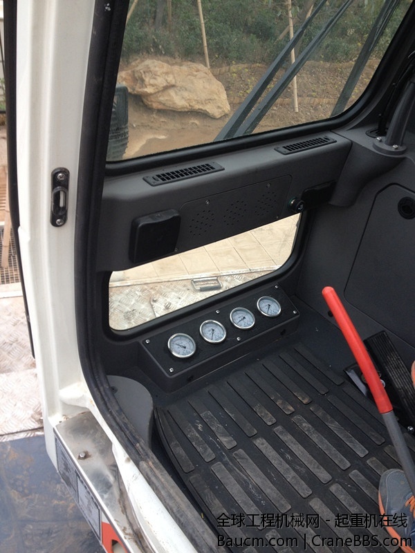 上车脚下的空间大多了