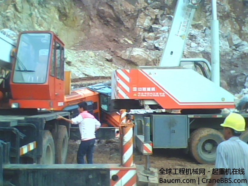 这就是当时25K5上不去用两个16T施救的挖机