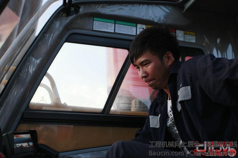 技术高超的驾驶员在控制起重机，奈何仪表盘上显示风速大于安全吊装标准，驾驶员也有些.jpg