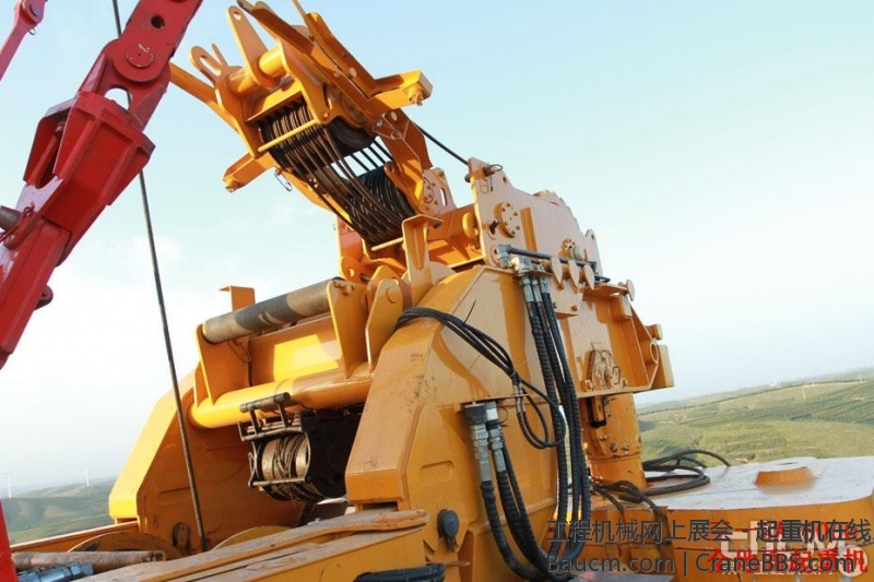 三一SAC6000型起重机的卷扬机构，主卷扬单绳最大起升达到136m min，副卷扬单绳最大起.jpg