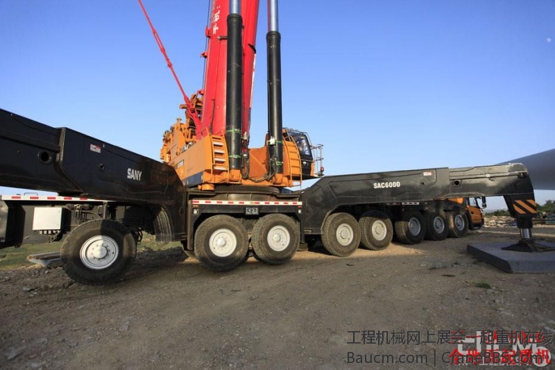 三一SAC6000型全地面起重机采用了国内首创的8轴7节臂设计，基本臂长17米，主臂全伸长.jpg