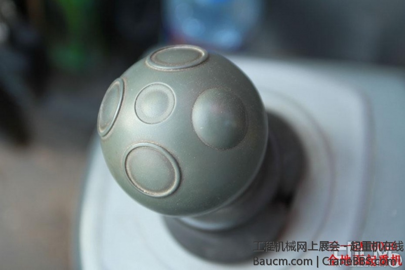 三一SAC6000型全地面起重机采用球形操控手柄，可以使操作手精准操控起重机的回转，调.jpg