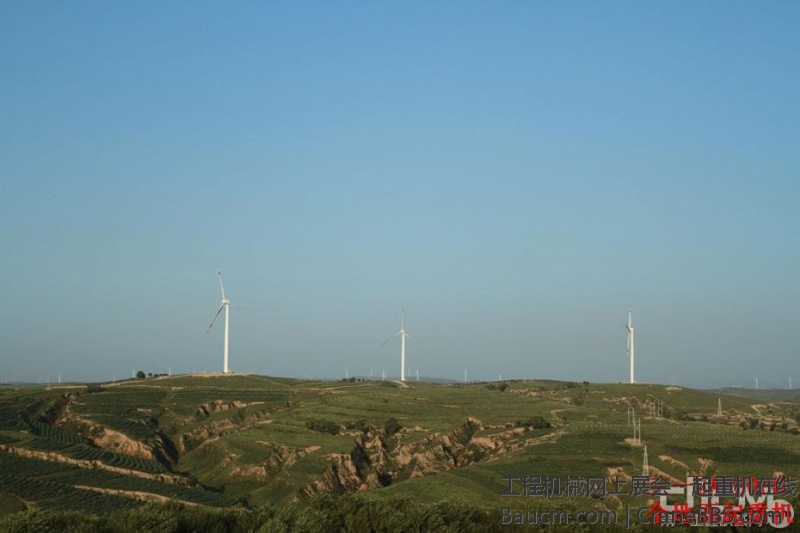 8月，记者来到了美丽的山西平鲁，探访三一SAC6000全地面起重机，在路上看到了无数风力.jpg