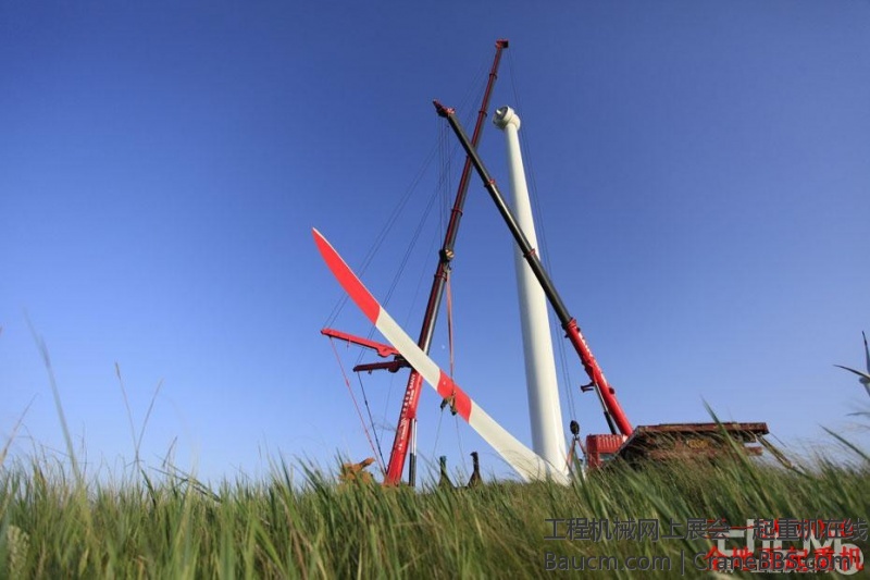 这就是风力发电机的吊装现场，两台三一的起重机在努力工作着，其中一台是三一STC750汽.jpg