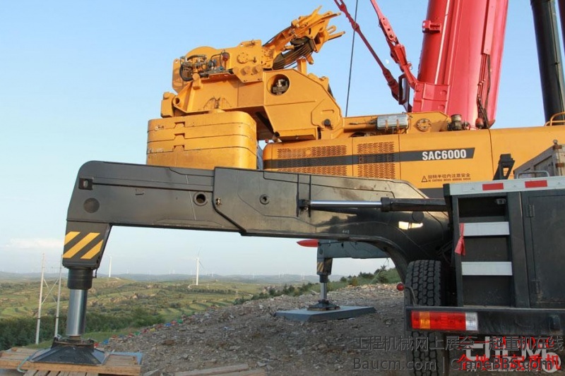 三一SAC6000型全地面起重机配备配重快速自拆装结构， 0~165吨组合式可变平衡重。可满.jpg