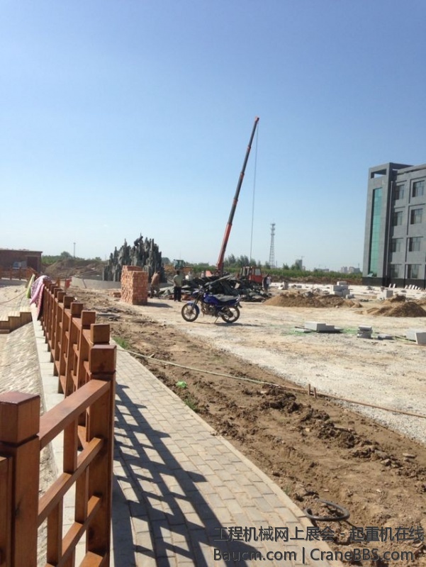 在干活的院里碰见小吊车