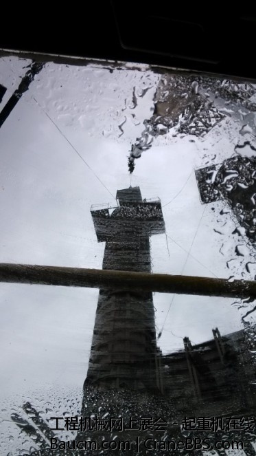 冒着大雨全伸壁打混泥土